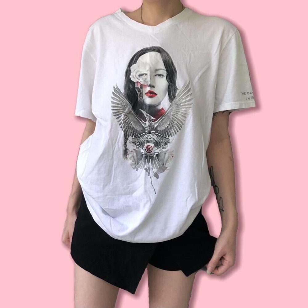Jennifer Lawrence from the Hunger games promo tee